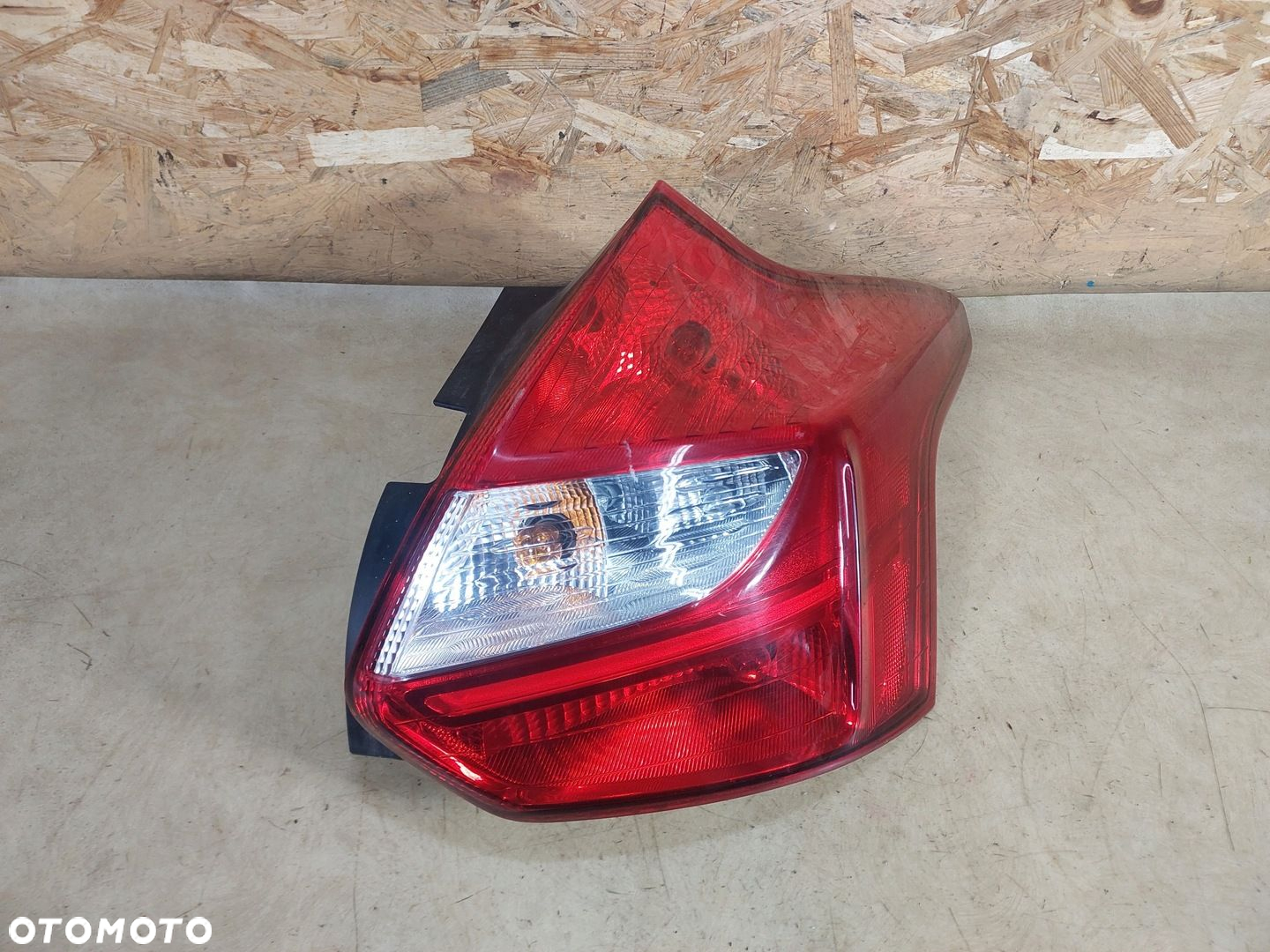 FOCUS MK3 HB LAMPA PRAWY TYŁ 11-13 - 4