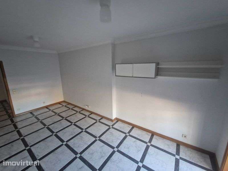 Aluga-se Apartamento T1 - Santo Ovídio - Junto ao Metro - Grande imagem: 4/10