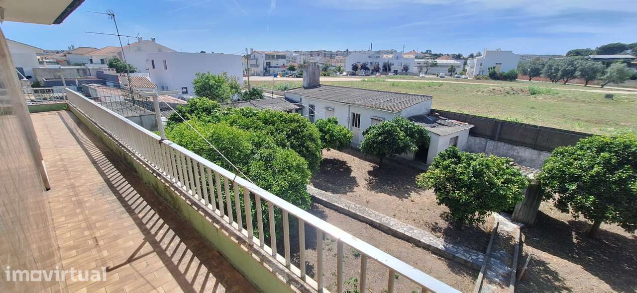 MORADIA PARA REABILITAÇÃO TOTAL | 2 APARTAMENTOS T3 | TERRENO 1.080 m² - Grande imagem: 5/37