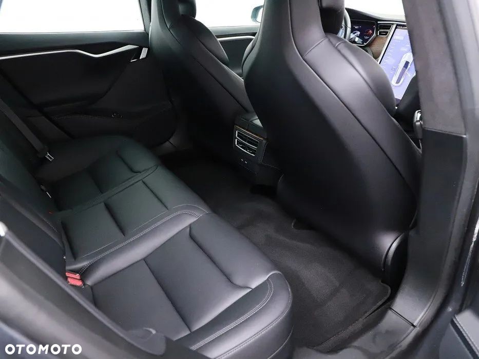 Tesla Model S - 8