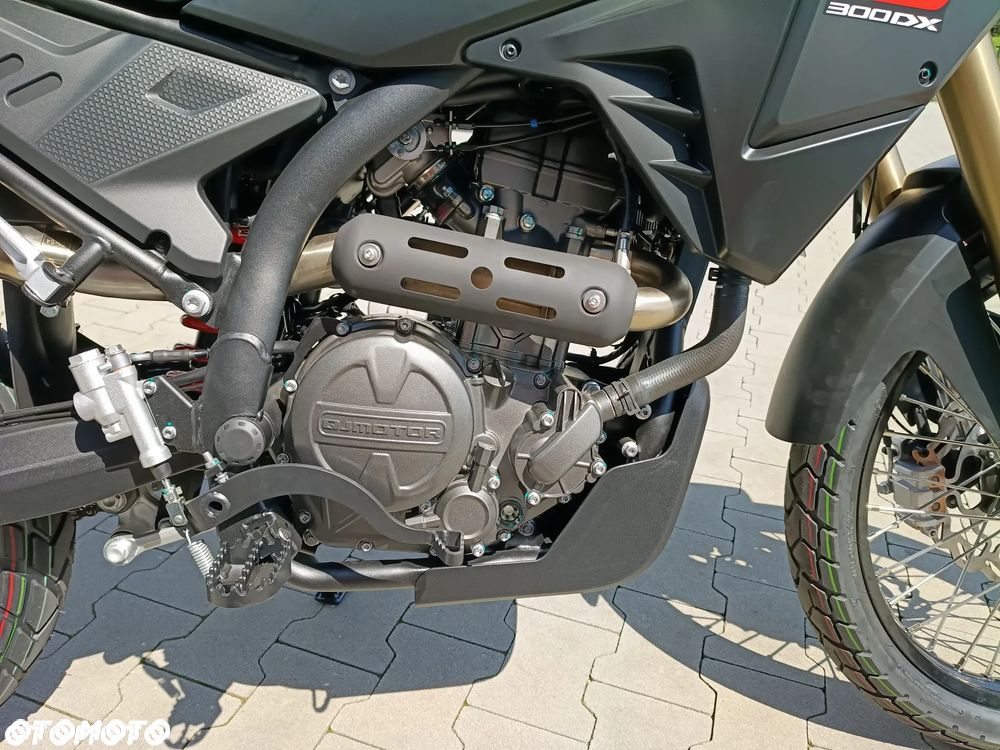 QJMOTOR SRT 300DX - 9