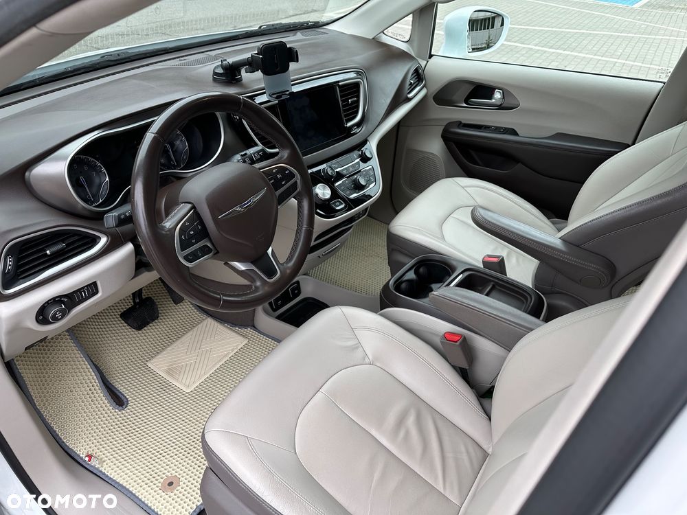 Chrysler Pacifica - 16