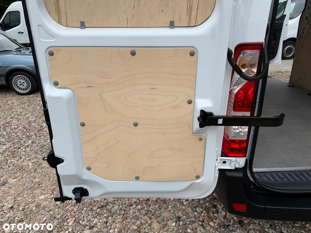 Renault MASTER L3H2 MAXI MOCNY SILNIK 2.3DCI Rozrząd na ŁAŃCUCHU, Pełna zabudowa paki, Zawiasy drzwi tył 180' DMC3.5t Duża ładowność 1302Kg, Homologacja VAT-1, Parktroniki, Minibar, Stolik EasyLife, Lustro WideView, Oświetlenie LED, Tempomat, Halogeny, Pakiet Chrom Design, Szare wnętrze, SERWIS ASO RENAULT!! - 39