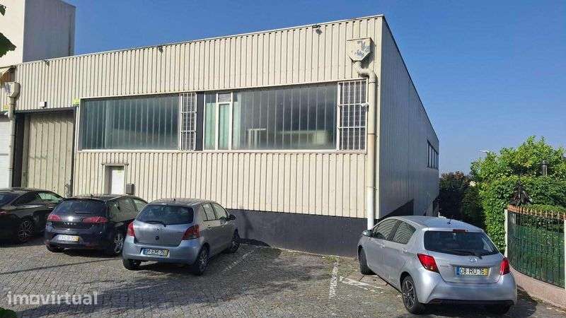 Armazém de 3 frentes com cerca 800m² e com muita Luz natural. - Grande imagem: 3/9