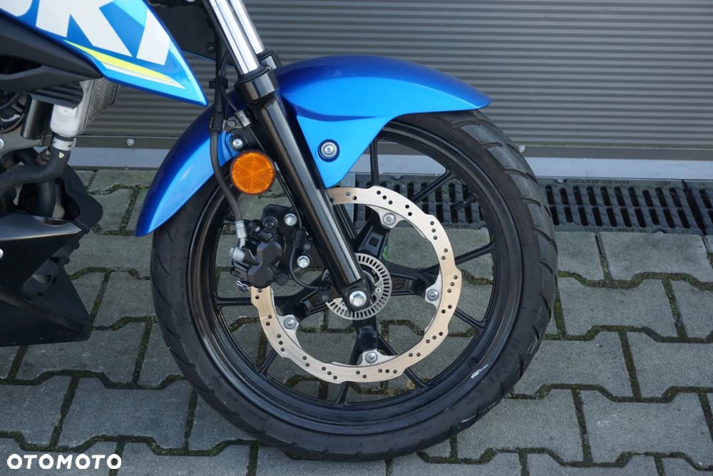 Suzuki GSX - 19