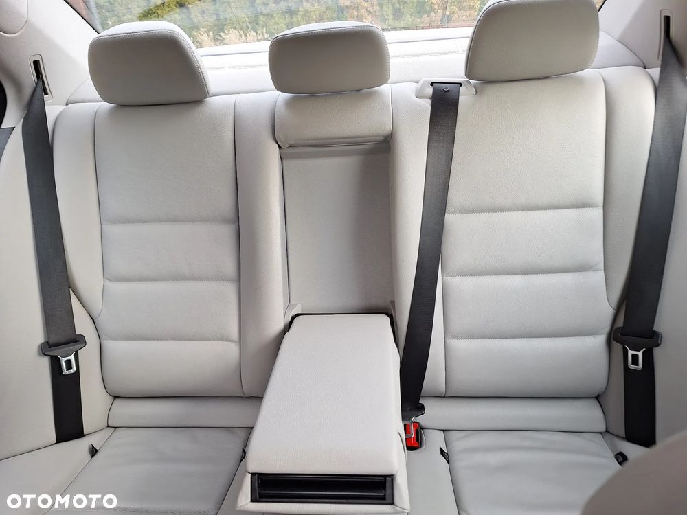 Mercedes-Benz Klasa C 250 CGI BlueEff Elegance - 23