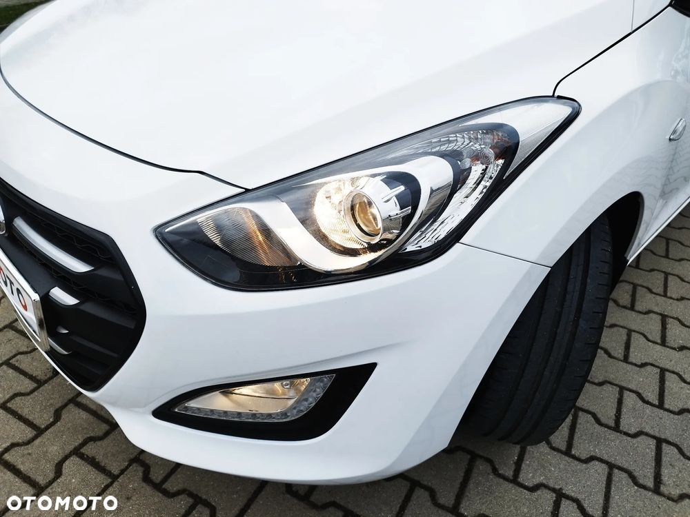 Hyundai i30 blue 1.4 Style - 11