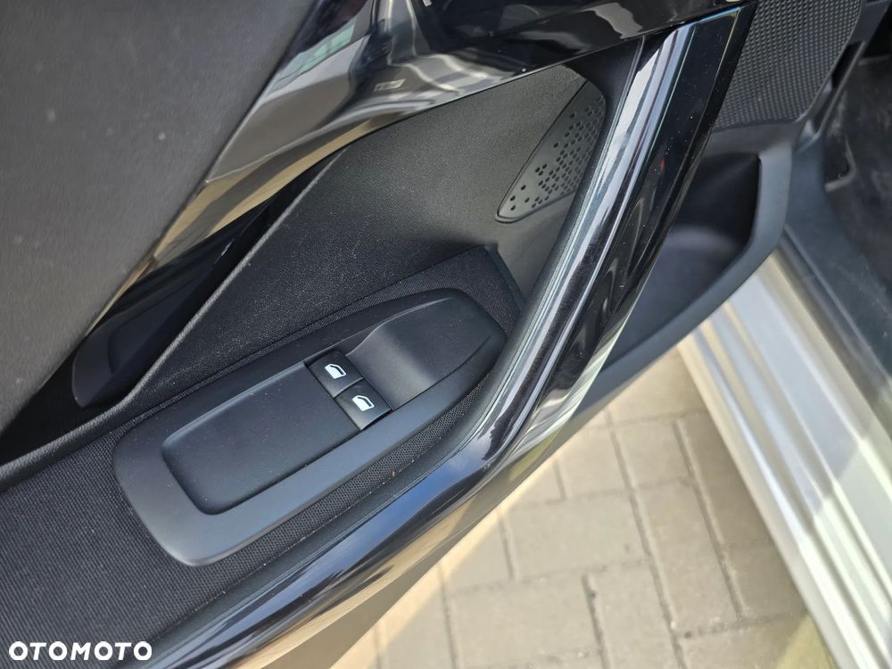 Peugeot 208 - 24