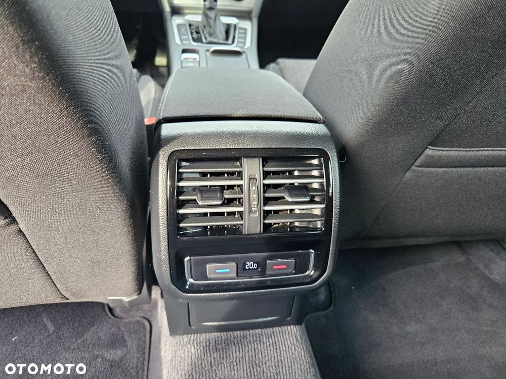 Volkswagen Passat - 11