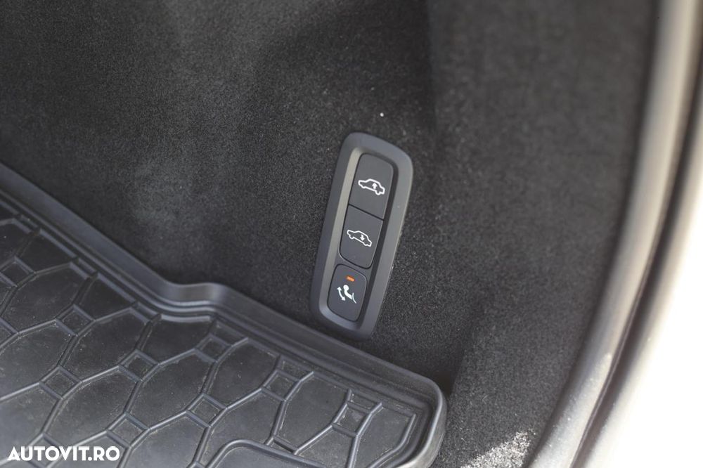 Volvo XC 60 T6 AWD Recharge Ultimate Black Edition - 12