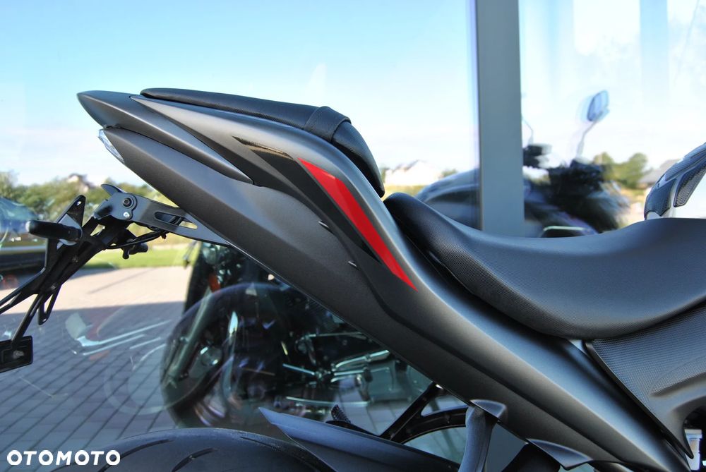 Suzuki GSX - 26