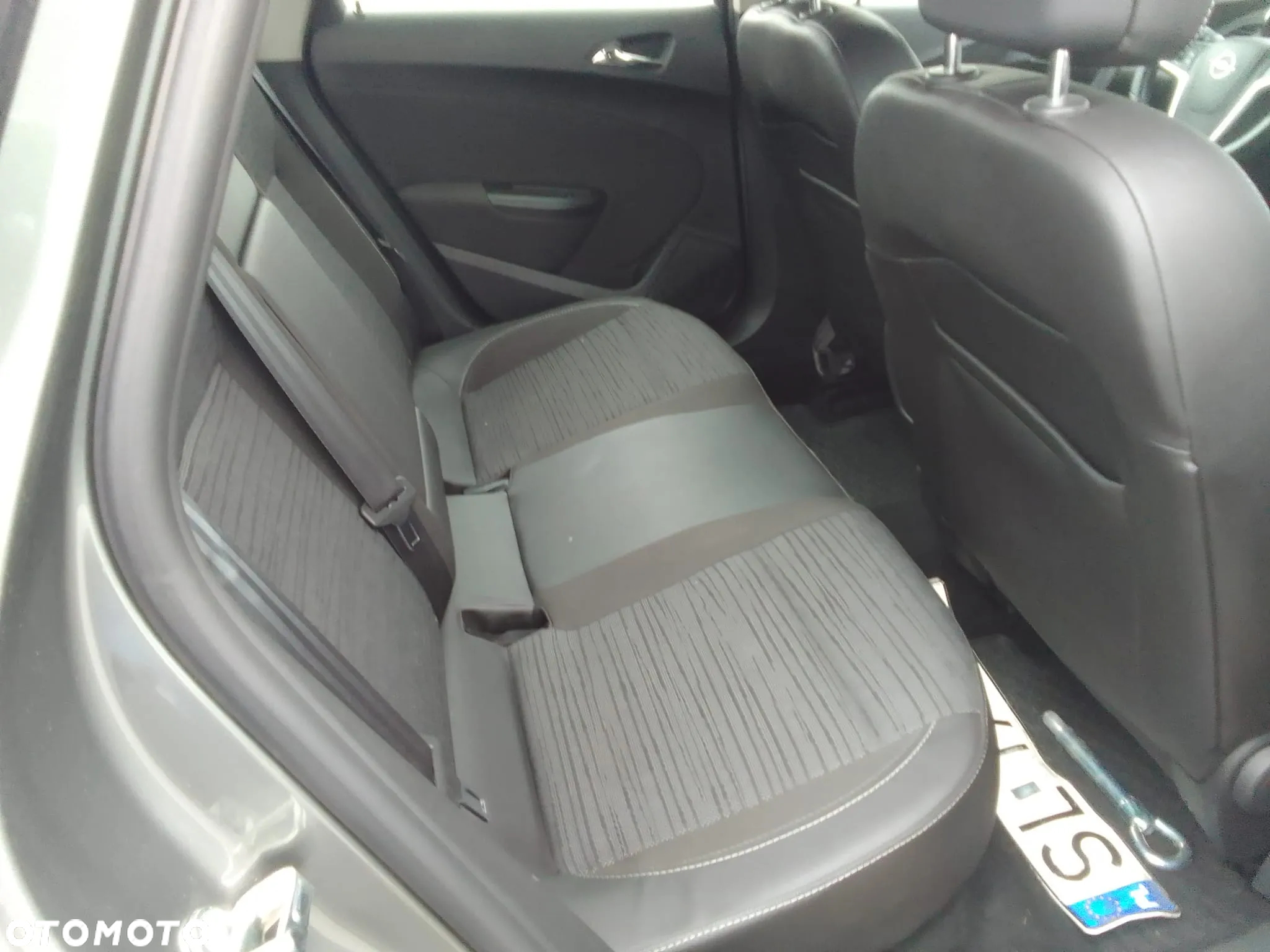 Opel Astra IV 1.4 T Business EU6 - 12