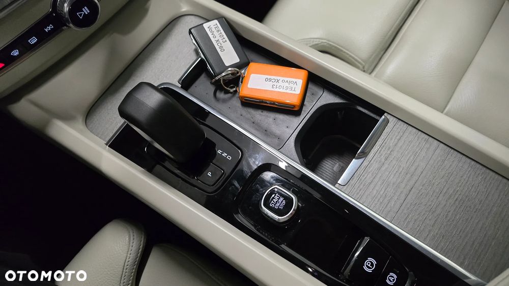 Volvo XC 60 B4 D Plus Dark - 22