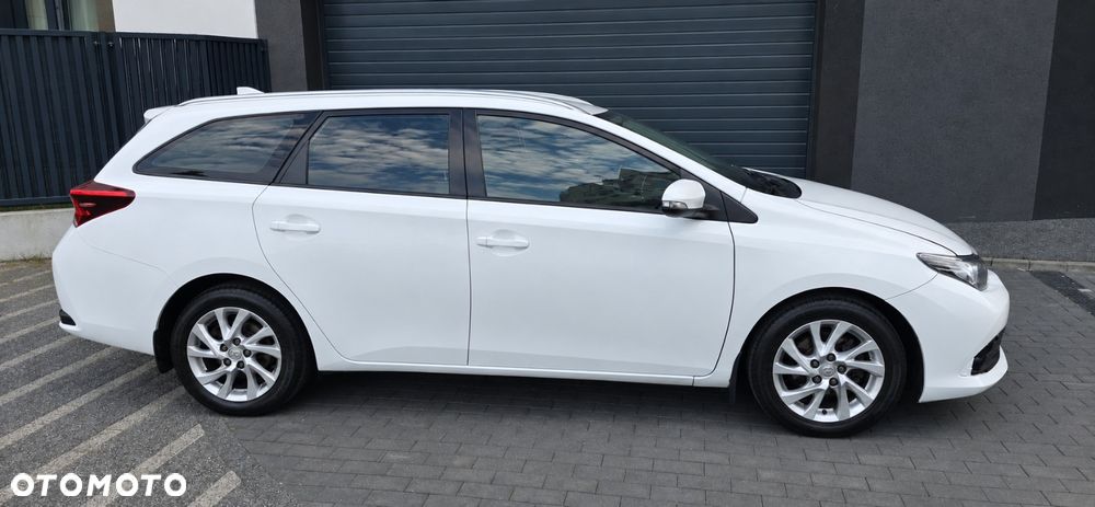 Toyota Auris 2016 photo 3
