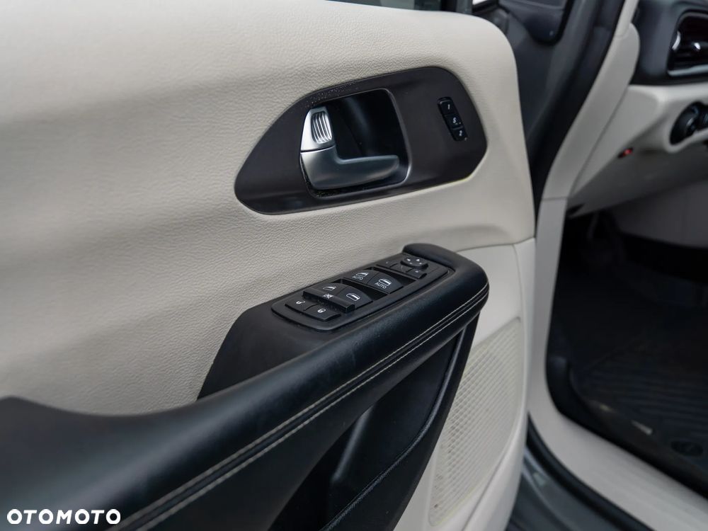 Chrysler Pacifica - 34