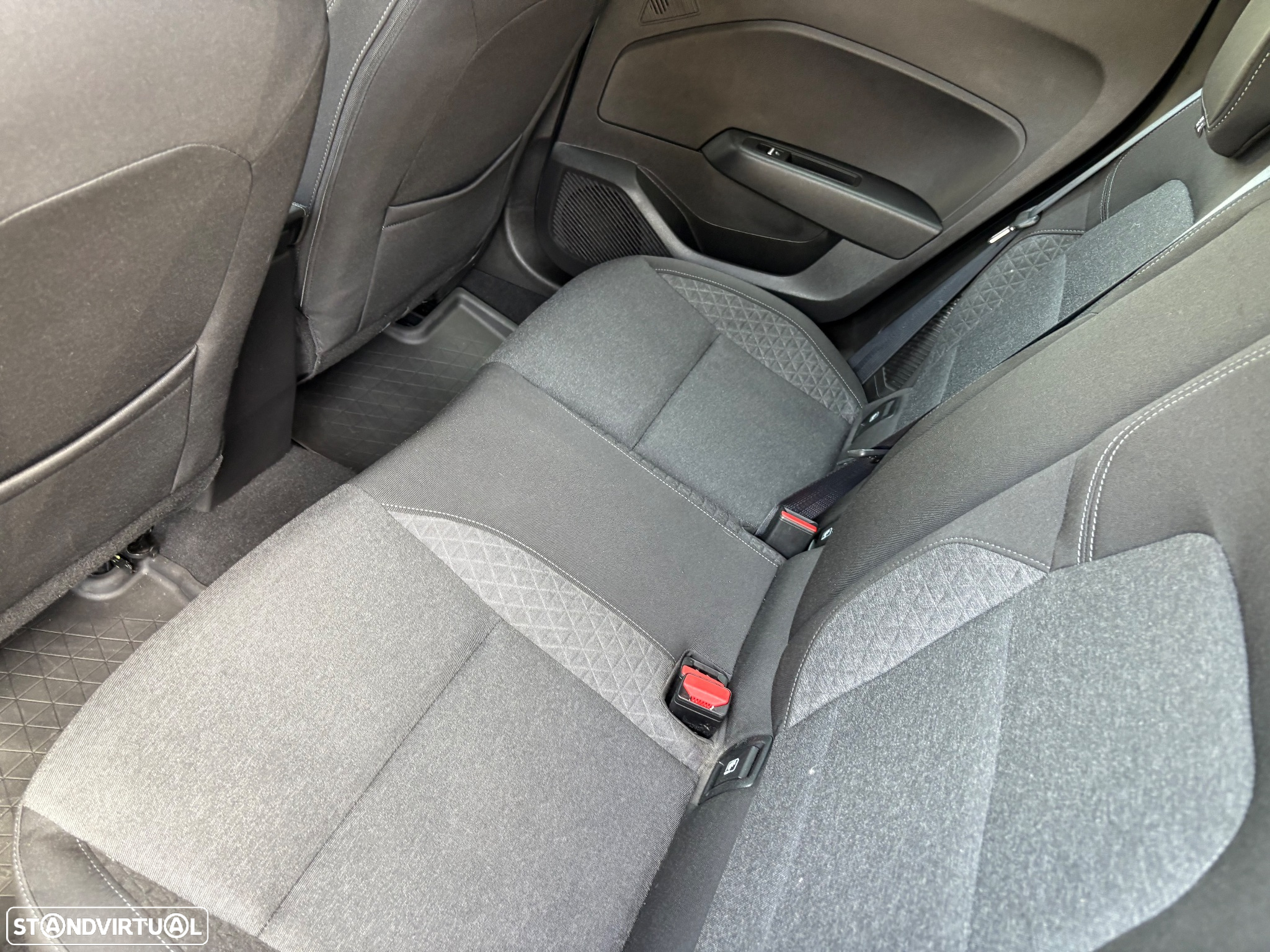 Renault Clio 1.6 E-Tech Exclusive - 8