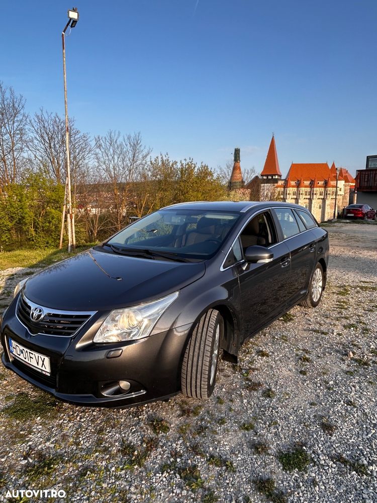 Toyota Avensis 2.0 D-4D Executive - 1