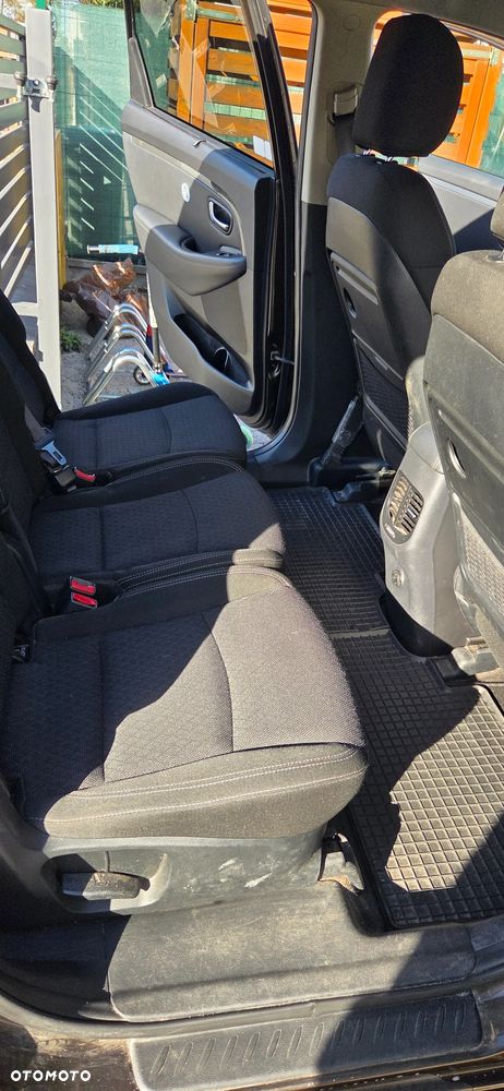 Kia Carens 1.6 GDI L - 12