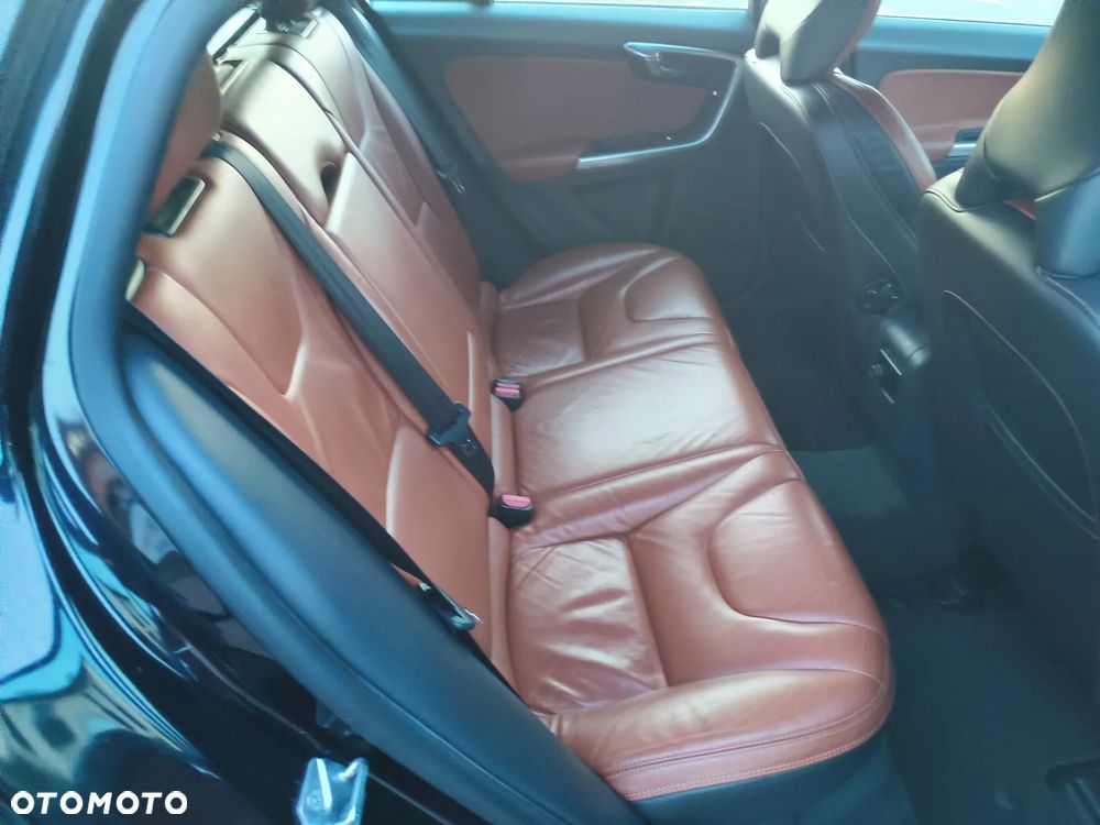 Volvo V60 D6 AWD Plug-in Hybrid R-Design Momentum - 12