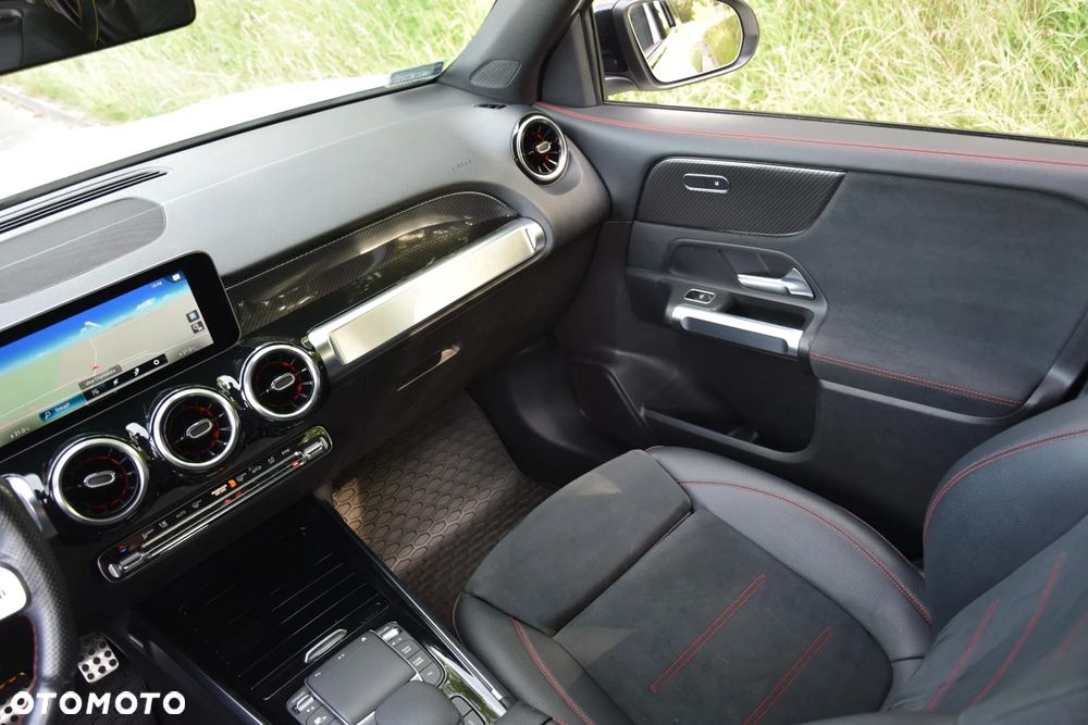Mercedes-Benz GLB - 11
