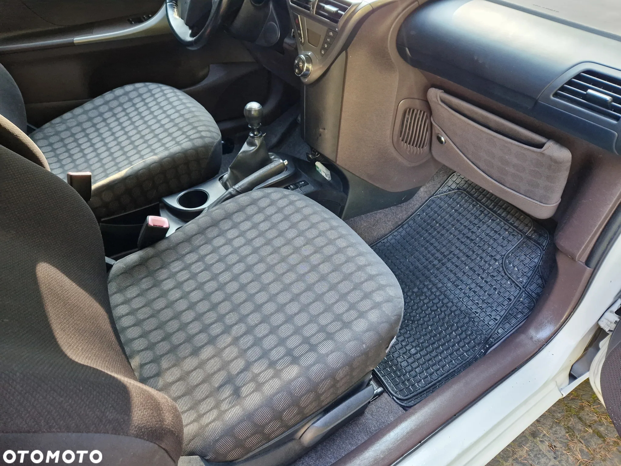 Toyota iQ - 13