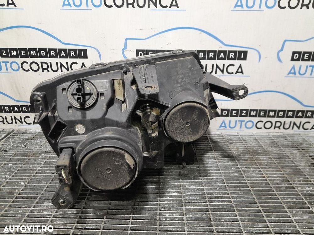 Far Stanga Dacia Duster Facelift 2014 - 2017 SUV 4 Usi (1125) Fara xenon - 3