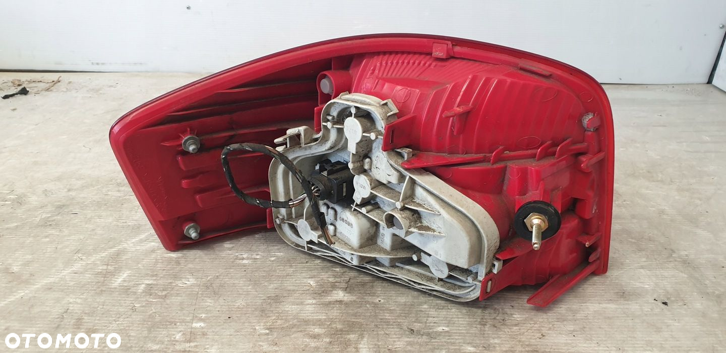 AUDI A3 8P 3D LAMPA PRAWA TYLNA 8P0945096A - 2