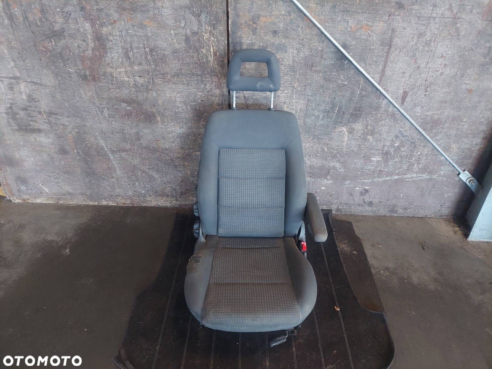 FOTEL PRAWY PRZÓD OBROTOWY OBROTNICA PODŁOKIETNIK SHARAN MK1 LIFT - 1