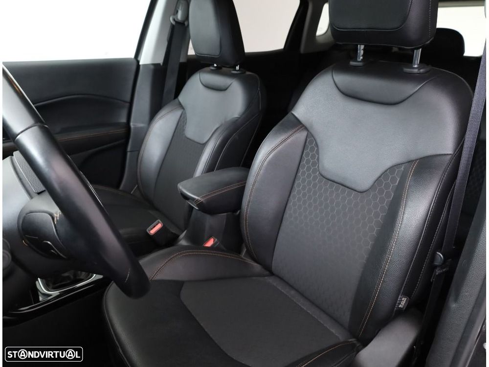 Jeep Compass 1.3 T Limited - 23