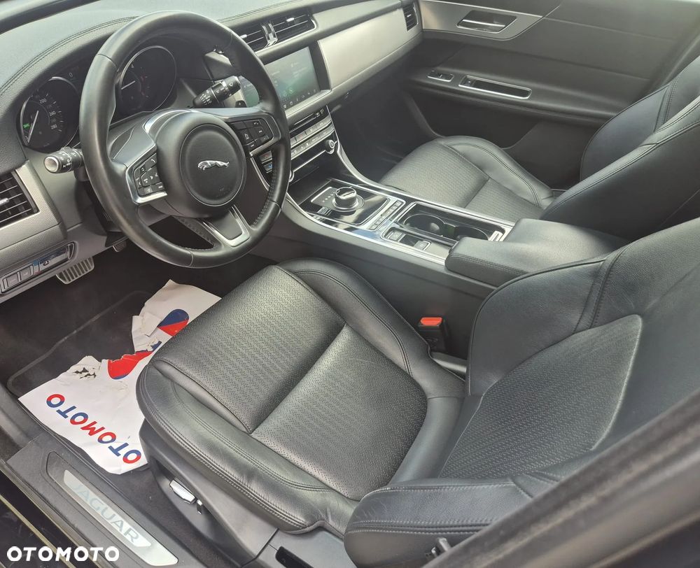 Jaguar XF 20d Prestige - 11