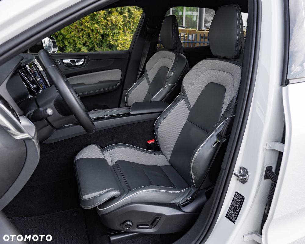 Volvo XC 60 B4 D Ultimate Dark - 25