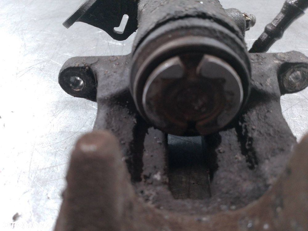 ZACISK HAMULCOWY LEWY TYŁ SKODA RAPID 1.0 TSI - 2
