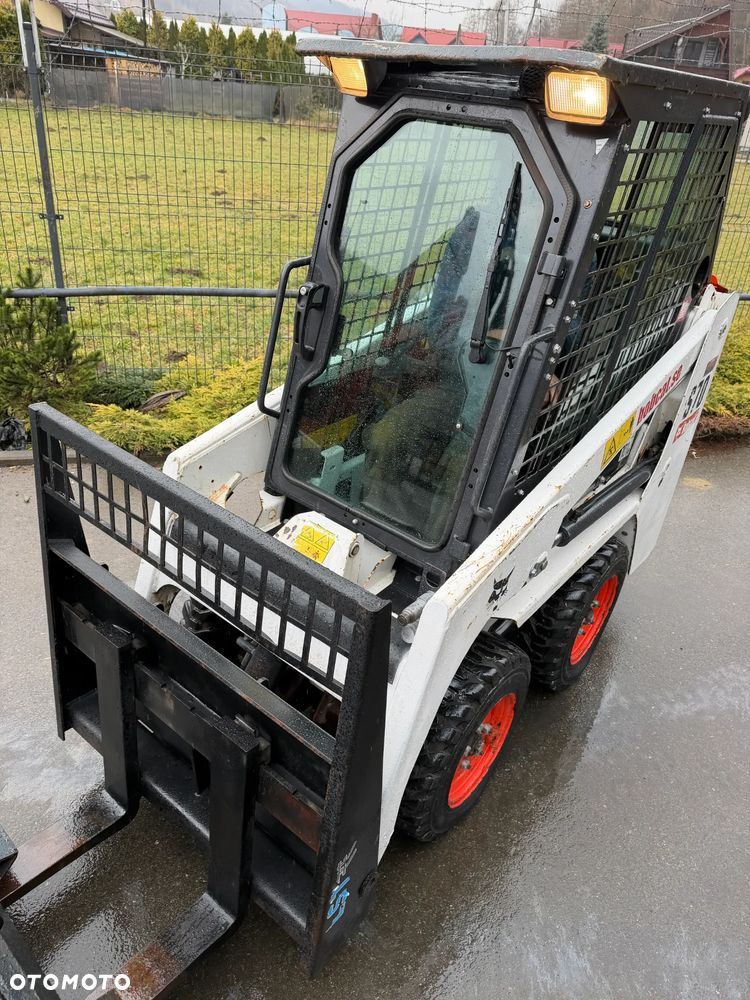 Bobcat S70 Mini-ładowarka 4x4 wózek terenowy. Łyżka widły. Kabina ogrzewana pełne szkło + drzwi ! aktualne serwisy DEKRA. Dokumentacja. silnik Kubota 3cyl. Maszyna Jak Nowa z Salonu! Pochodzi z Norweskiego Gospodarstwa! 2019 rok 715 mtg! Zero luzów i wycieków. Bardzo mocna i wydajna maszyna o małych gabarytach! Wąskie koła. Idealna do stajni. OKAZJA TANIO - 3