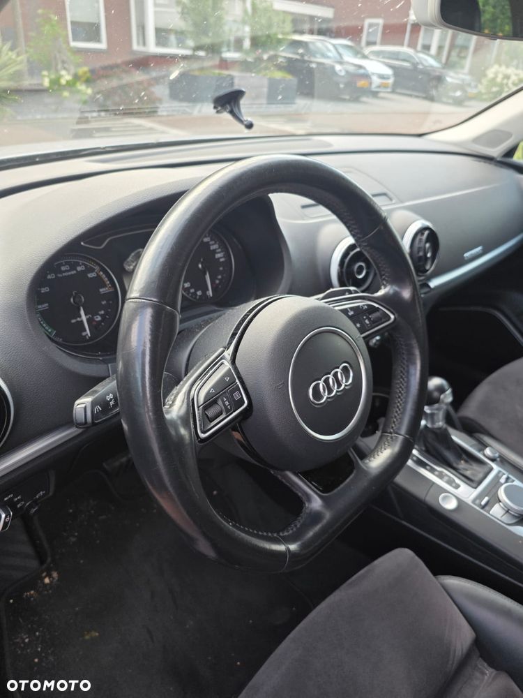 Audi A3 Sportback 1.4 TFSI E-tron Ambiente e-S tronic - 16