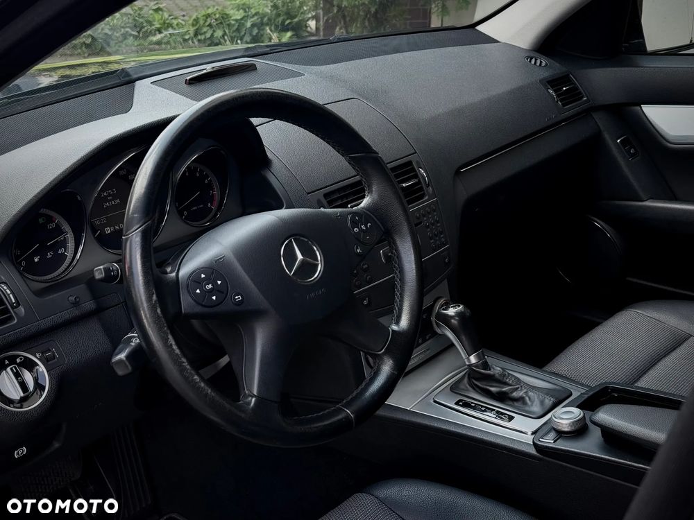 Mercedes-Benz Klasa C 180 CGI Automatik BlueEFFICIENCY Avantgarde - 16