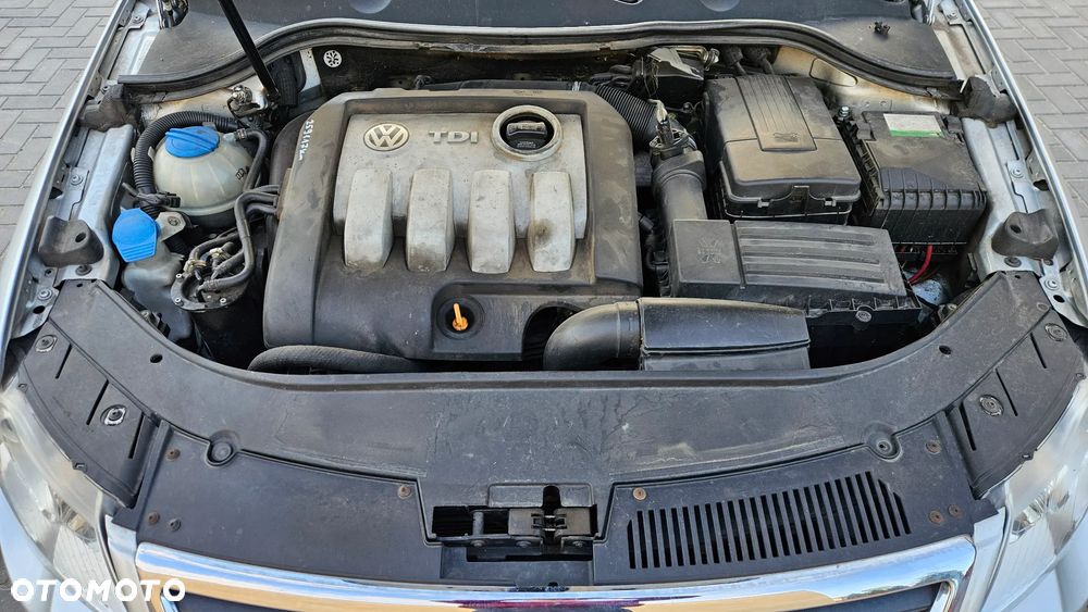 Volkswagen Passat 1.9 TDI Comfortline Family - 23