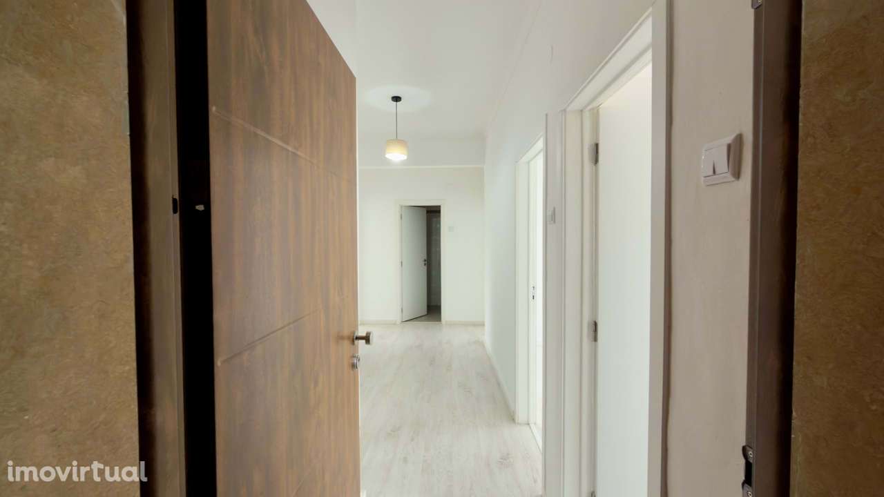 ARRENDAMENTO|T2 com Excelente Localização na Praça do Brasil | 2 Frent - Grande imagem: 2/25