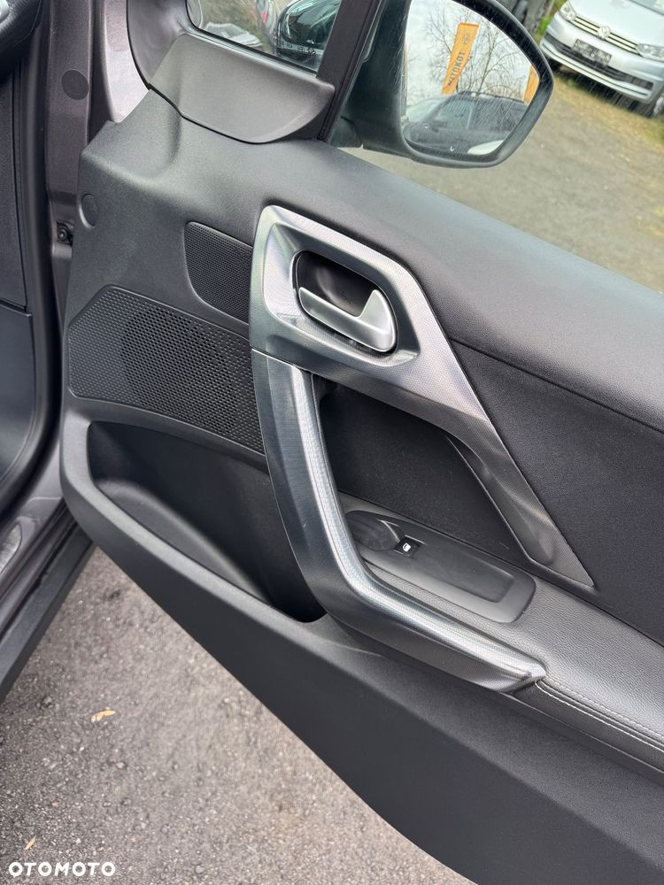 Peugeot 2008 1.2 Pure Tech GPF Signature S&S EAT6 - 33