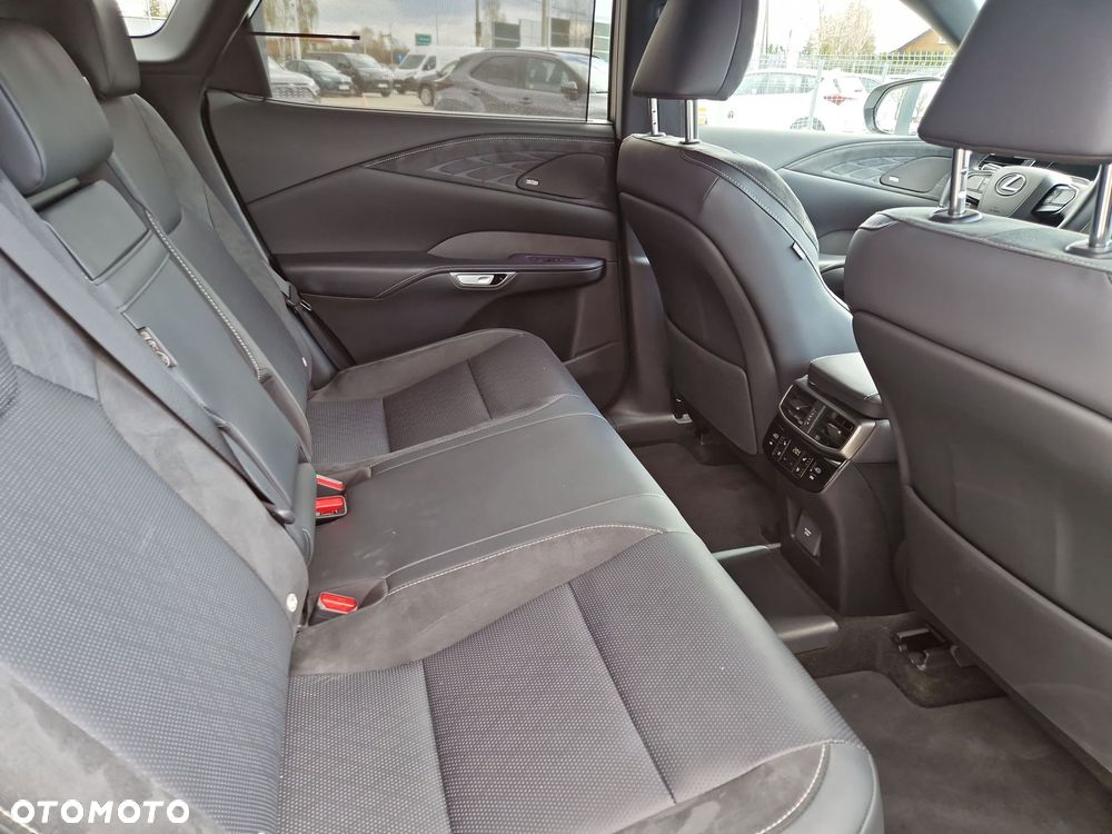 Lexus RX 450h+ Omotenashi - 10