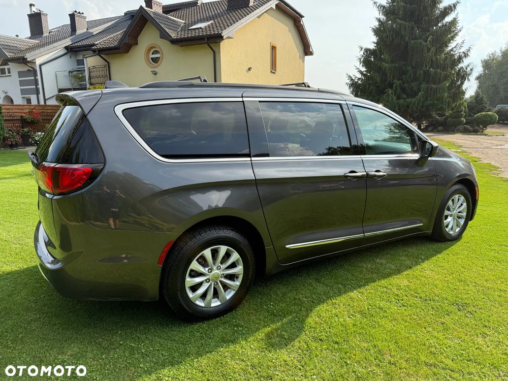 Chrysler Pacifica - 8