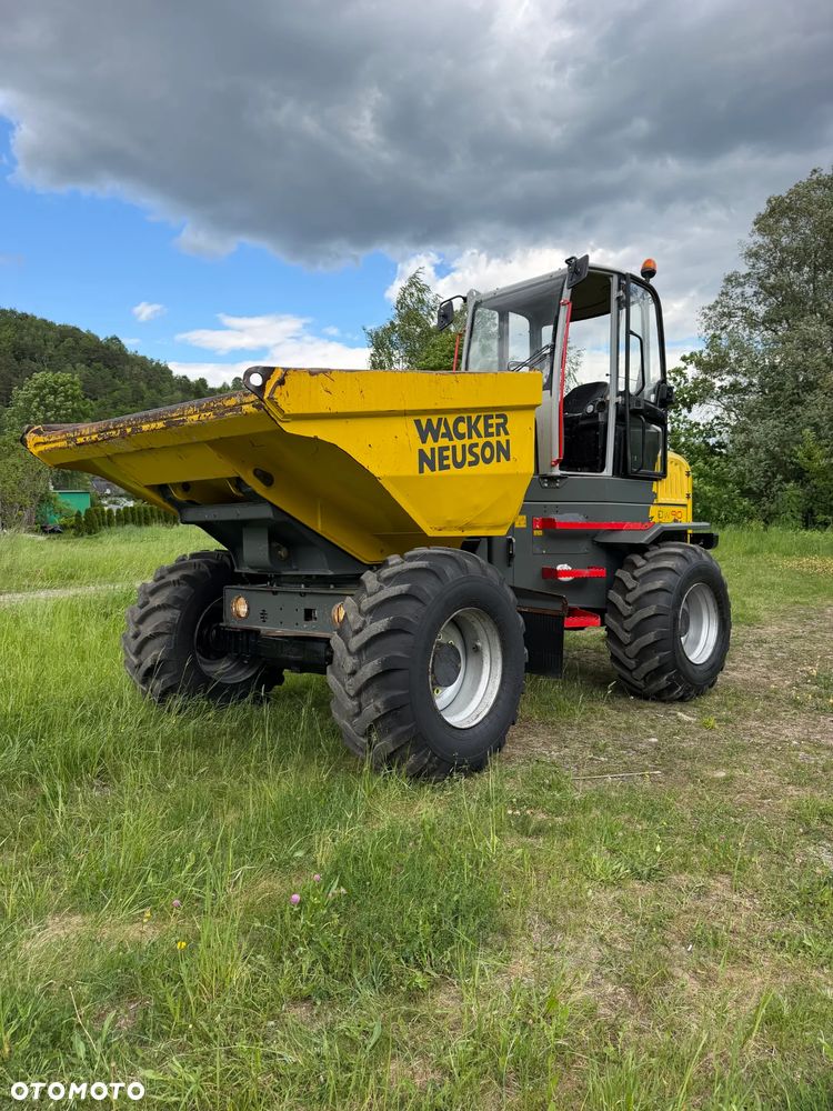 Wacker Neuson DW90 Wozidło 4x4 OBROTOWE.  9 ton ładowność z Pełną kabiną.  1799 mtg 2022 rok. Jak nowe z salonu PERKINS turbo silnik 4cylindry! Pochodzi z Norweskiego Gospodarstwa Ziemniaczanego! Pełne sterowanie dżojstik REWERS HYDROSTATIC. Ogrzewana wentylowana Kabina Opony zero zużycia. Aktualna DEKRA. Kamery wysokiej jakośći! Zero luzów i wycieków. Szybka wolna jazda. Wielka Okazja. Oświetlenie pełne Fabryczne. Hak. Podzespoły dosłownie Nowe! Lokalizacja NOWY SĄCZA - 3