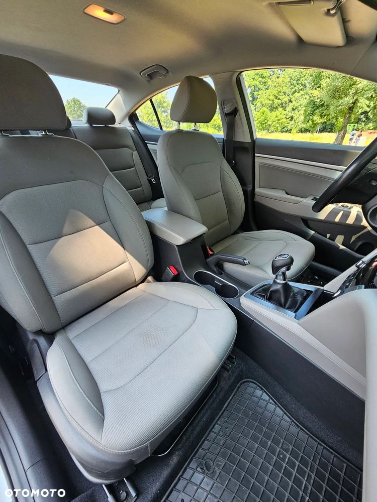 Hyundai Elantra - 17