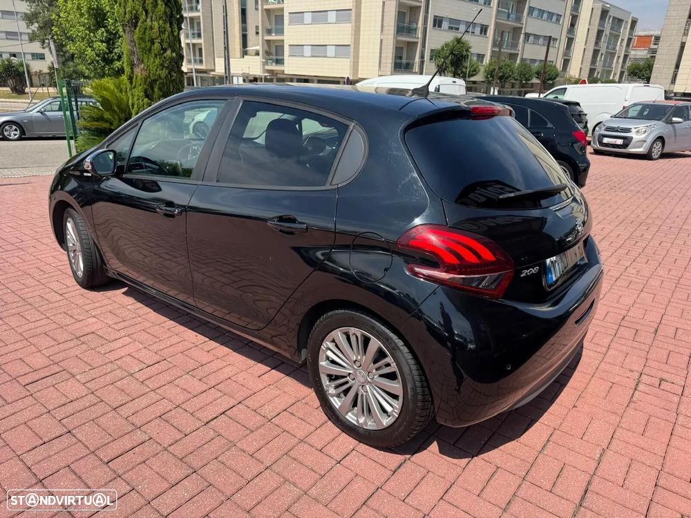 Peugeot 208 - 12