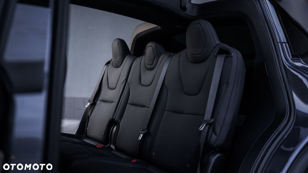 Tesla Model X - 8