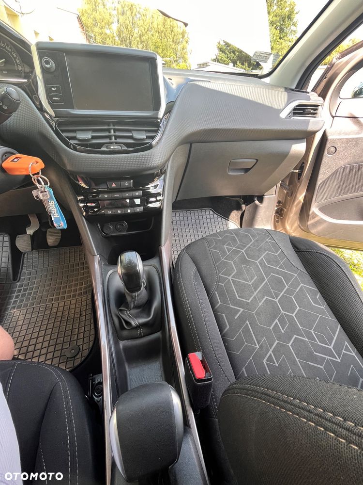 Peugeot 2008 1.2 Pure Tech Style S&S - 8