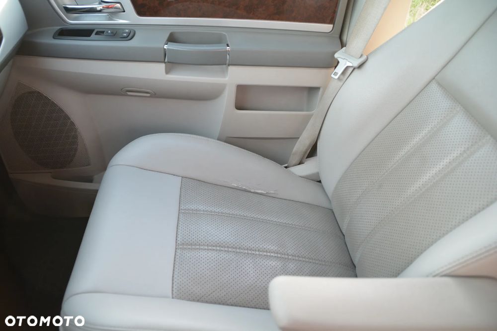 Chrysler Town & Country - 32