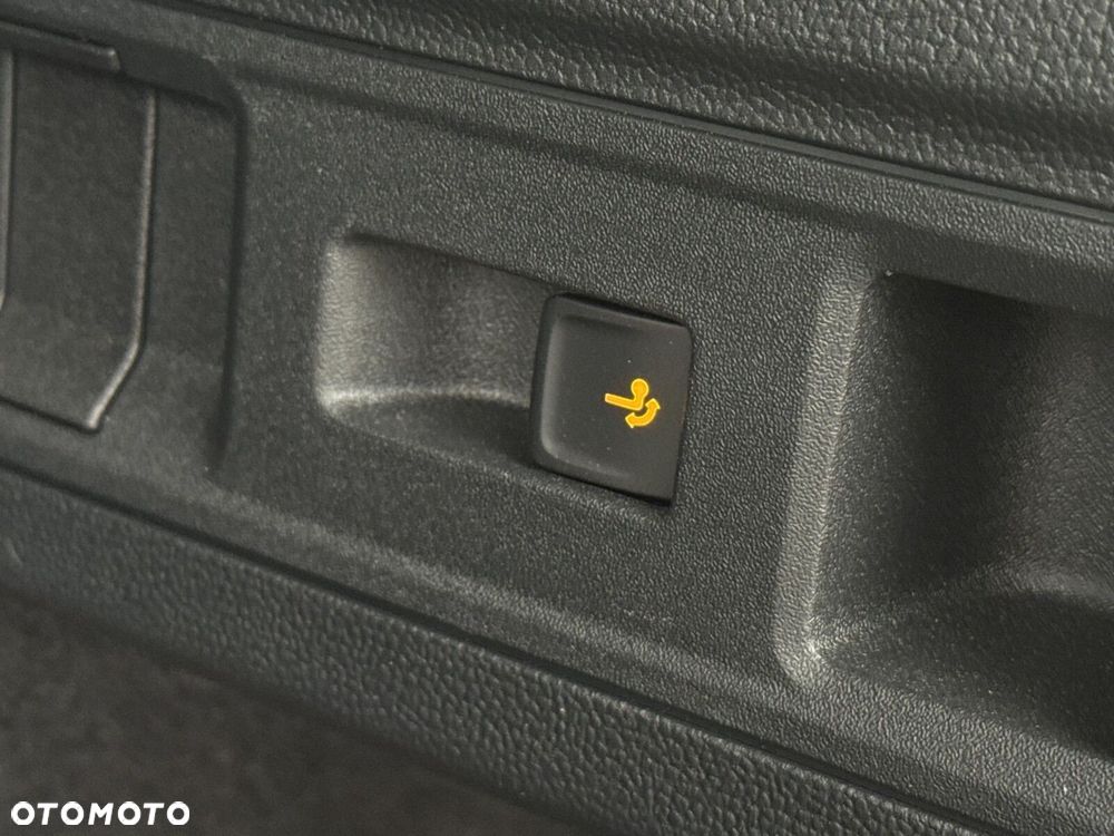 Volkswagen Passat Variant 2.0 TDI SCR 4Mot R-Line DSG - 39