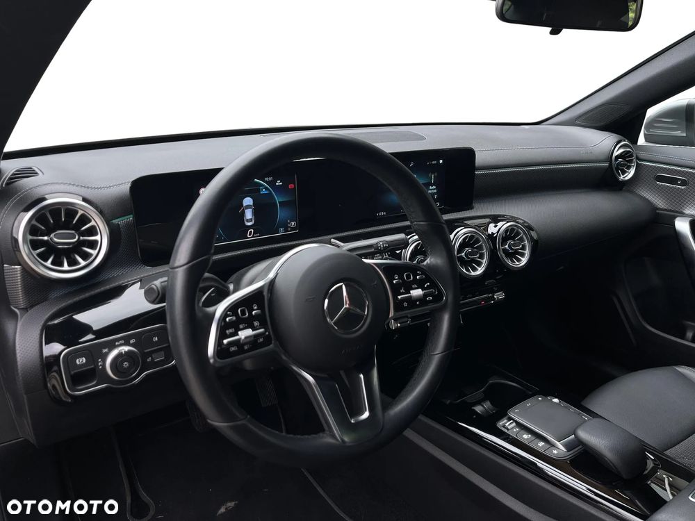 Mercedes-Benz CLA 180 7G-DCT - 33