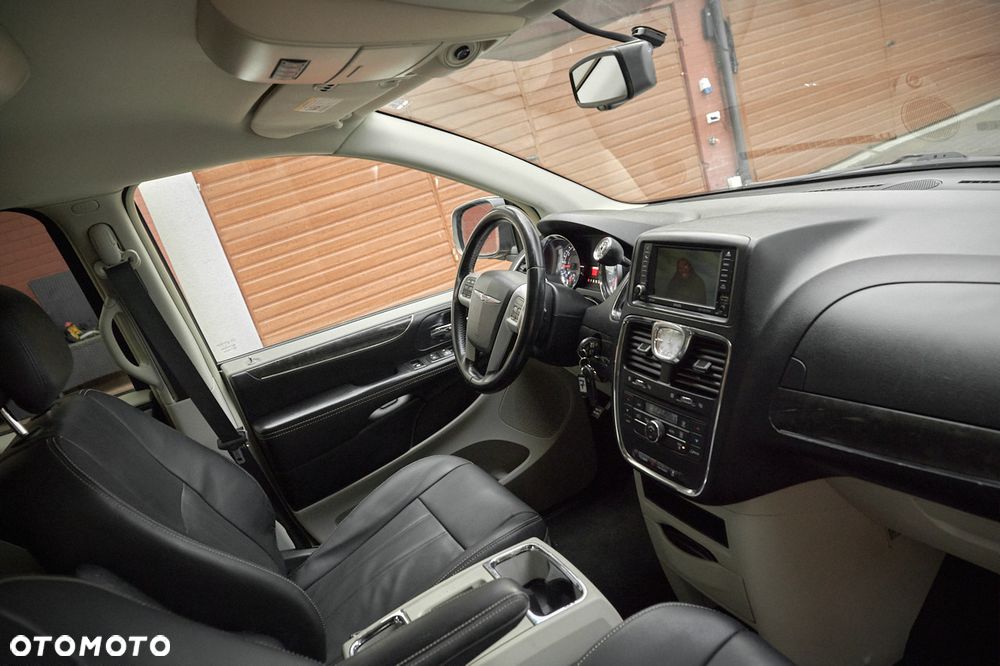 Chrysler Town & Country 3.6 Limited - 34