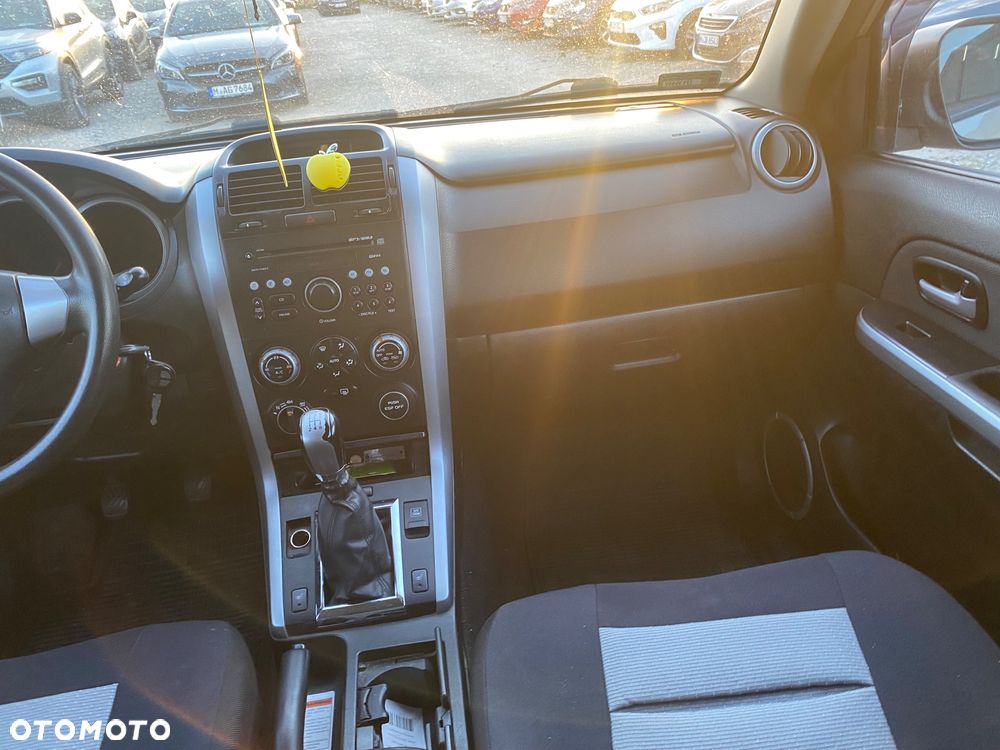 Suzuki Grand Vitara 2.0 De luxe - 32